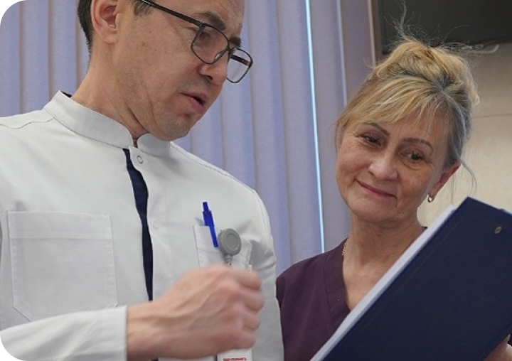 Врач беседует с пациенткой
